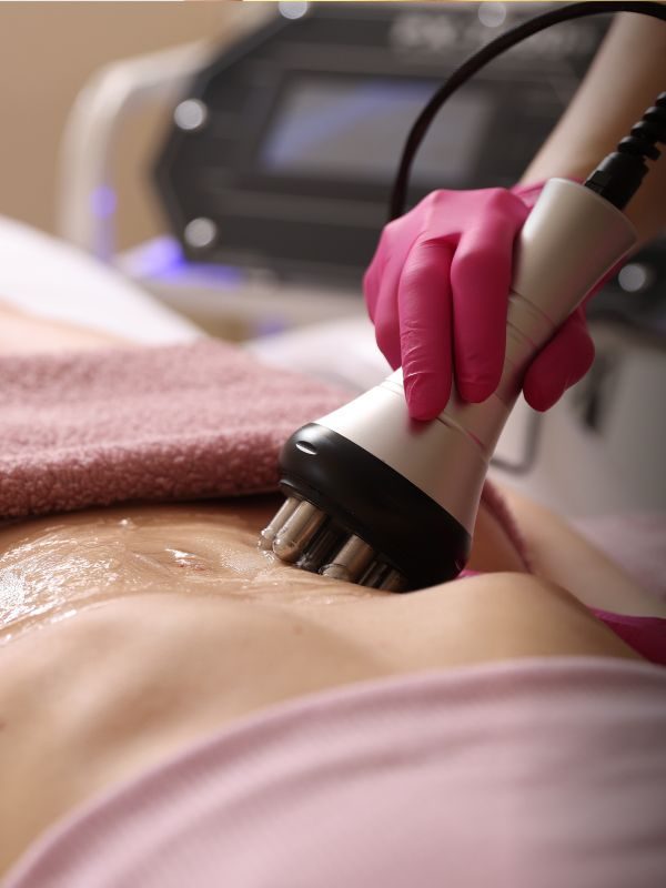 Tratamento de flacidez com equipamento profissional na Clínica Estética Eliane Balbino em Rolândia PR